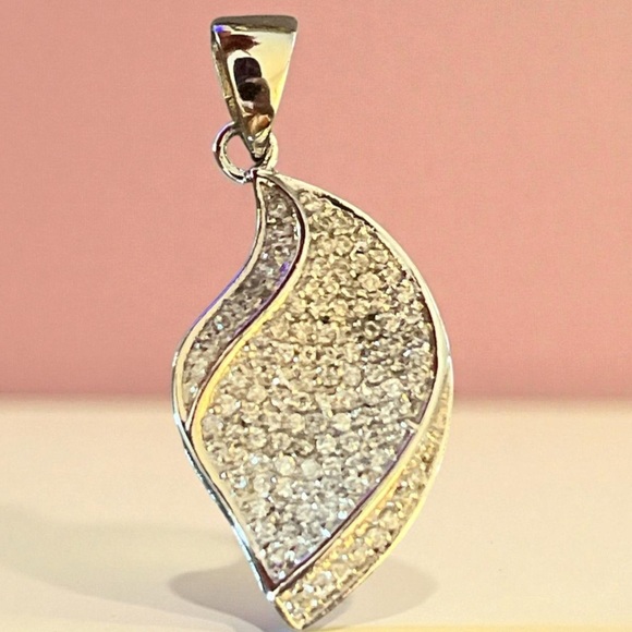 Elegant 925 Silver Leaf Pendant with Layers Of CZ’s - Picture 2 of 6